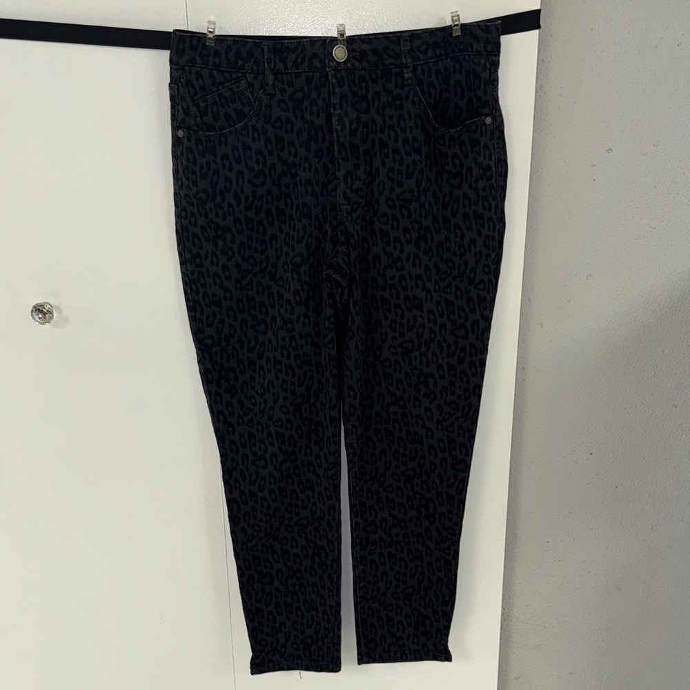 Wit & Wisdom Black Leopard Print Ankle Jeans